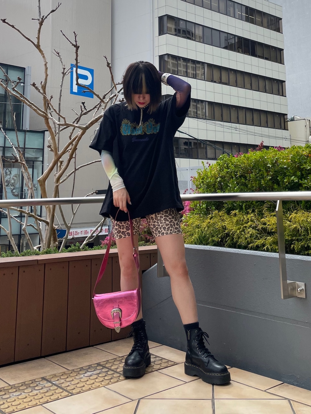 ベージュ系のその他パンツ、ピンク系のショルダーバッグ、ブラック系のTシャツ/カットソーを着用したレディースの春コーディネートの3枚目の写真