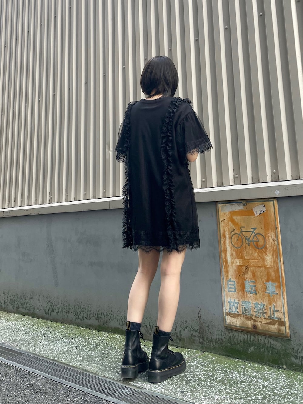 ブラック系のワンピース、ブルー系のアームカバー、シルバー系のネックレスを着用したレディースの春コーディネートの4枚目の写真