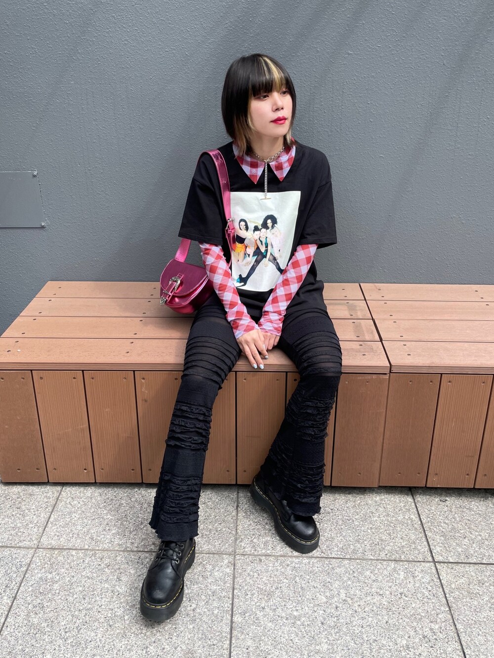 ブラック系のTシャツ/カットソー、ブラック系のその他パンツ、レッド系のシャツ/ブラウスを着用したレディースの春コーディネートの7枚目の写真