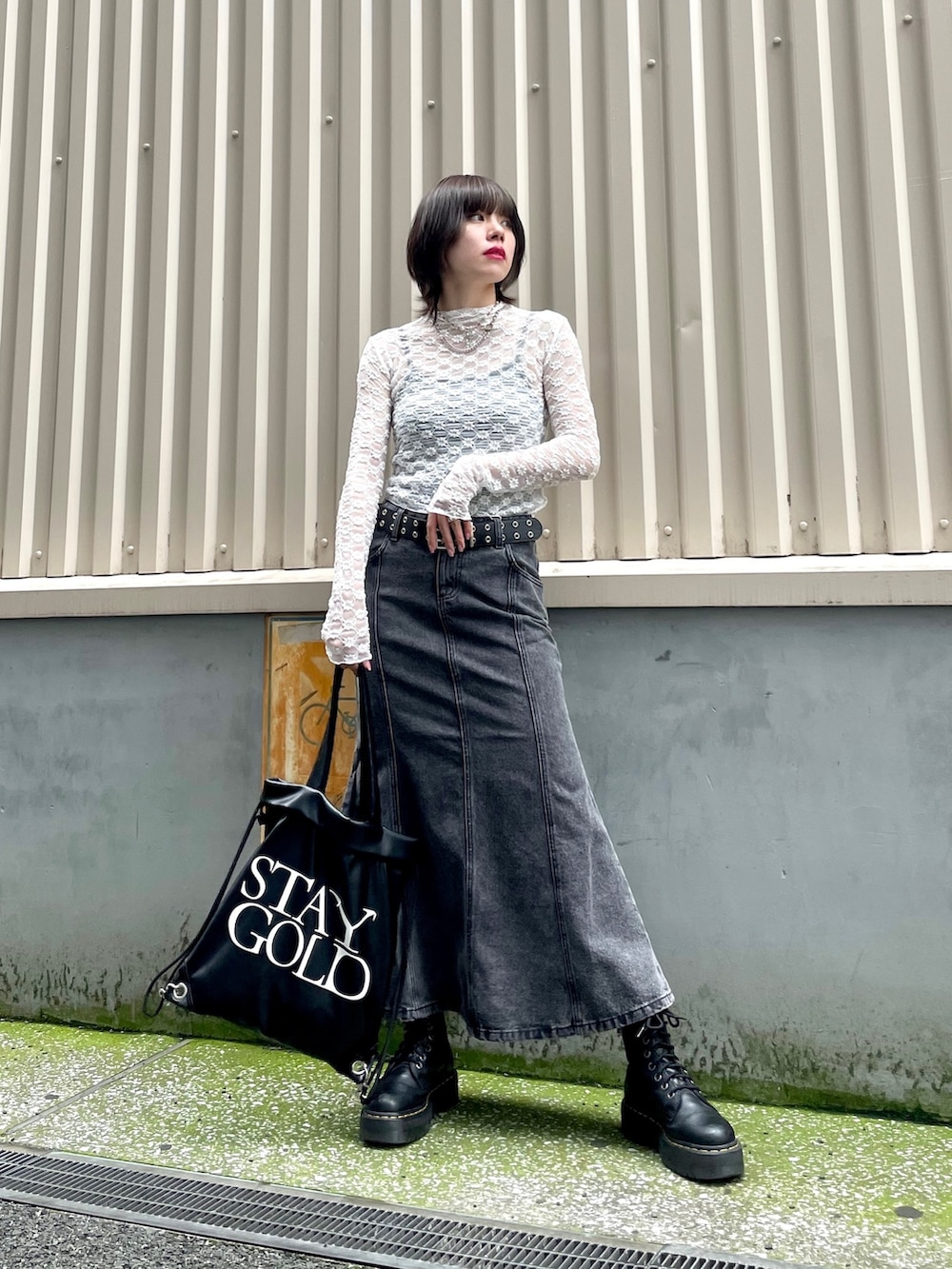 ホワイト系のTシャツ/カットソー、ブラック系のバックパック/リュック、ブラック系のデニムスカートを着用したレディースの夏コーディネートの4枚目の写真