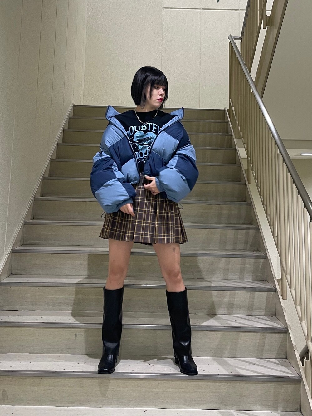 ブラック系のTシャツ/カットソー、ブルー系のブルゾン、ブラック系のブーツを着用したレディースの秋コーディネートの3枚目の写真