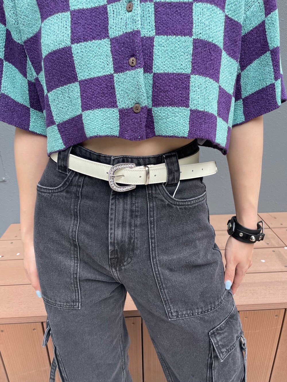 パープル系のカーディガン/ボレロ、ブラック系のカーゴパンツ、ホワイト系のベルトを着用したレディースの春コーディネートの7枚目の写真