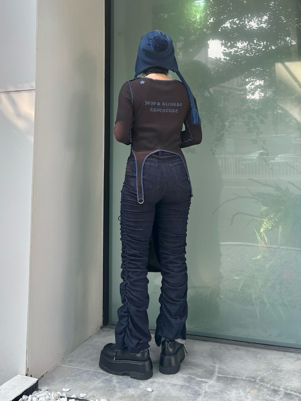 ブラック系のトートバッグ、ブルー系のデニムパンツ、ブラック系のTシャツ/カットソーを着用したレディースの秋コーディネートの6枚目の写真