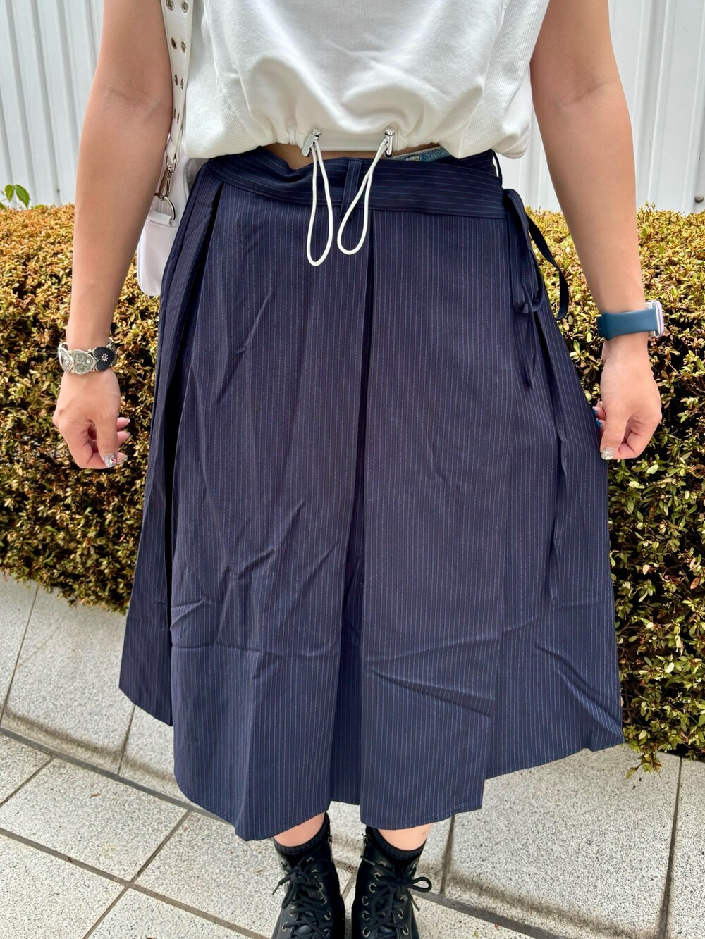 ブルー系のスカート、ホワイト系のショルダーバッグ、ホワイト系のTシャツ/カットソーを着用したレディースの夏コーディネートの8枚目の写真