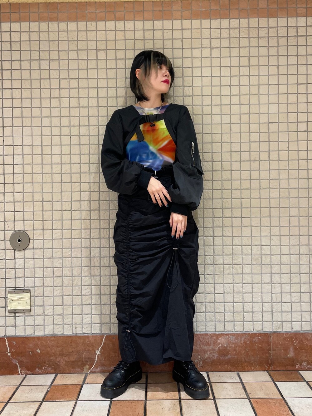 「カーゴスカート、ナイロンスカート、ギャザースカート、ボレロ、シースルートップス、モノトーンコーデ、モード、ブラックコーデ」｜「jouetieのマルチWAYMA-1（MA-1、ブラック系）」を使った、HIKARU さん（レディース・161cm）の冬コーディネートの7枚目の写真
