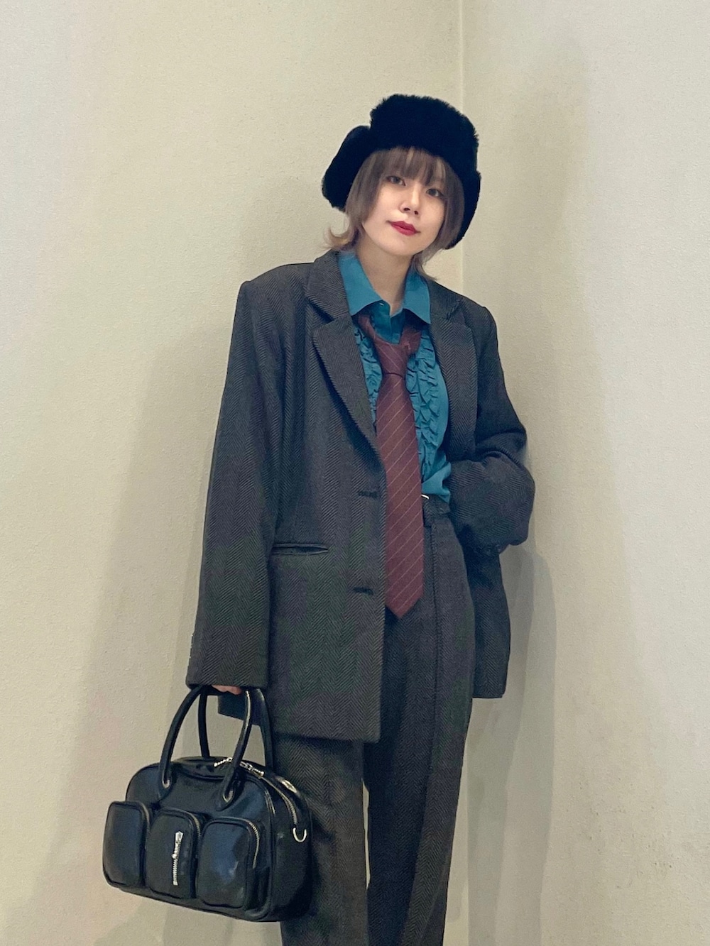 グレー系のテーラードジャケット、グレー系のその他パンツ、ブルー系のシャツ/ブラウスを着用したレディースの秋コーディネートの3枚目の写真