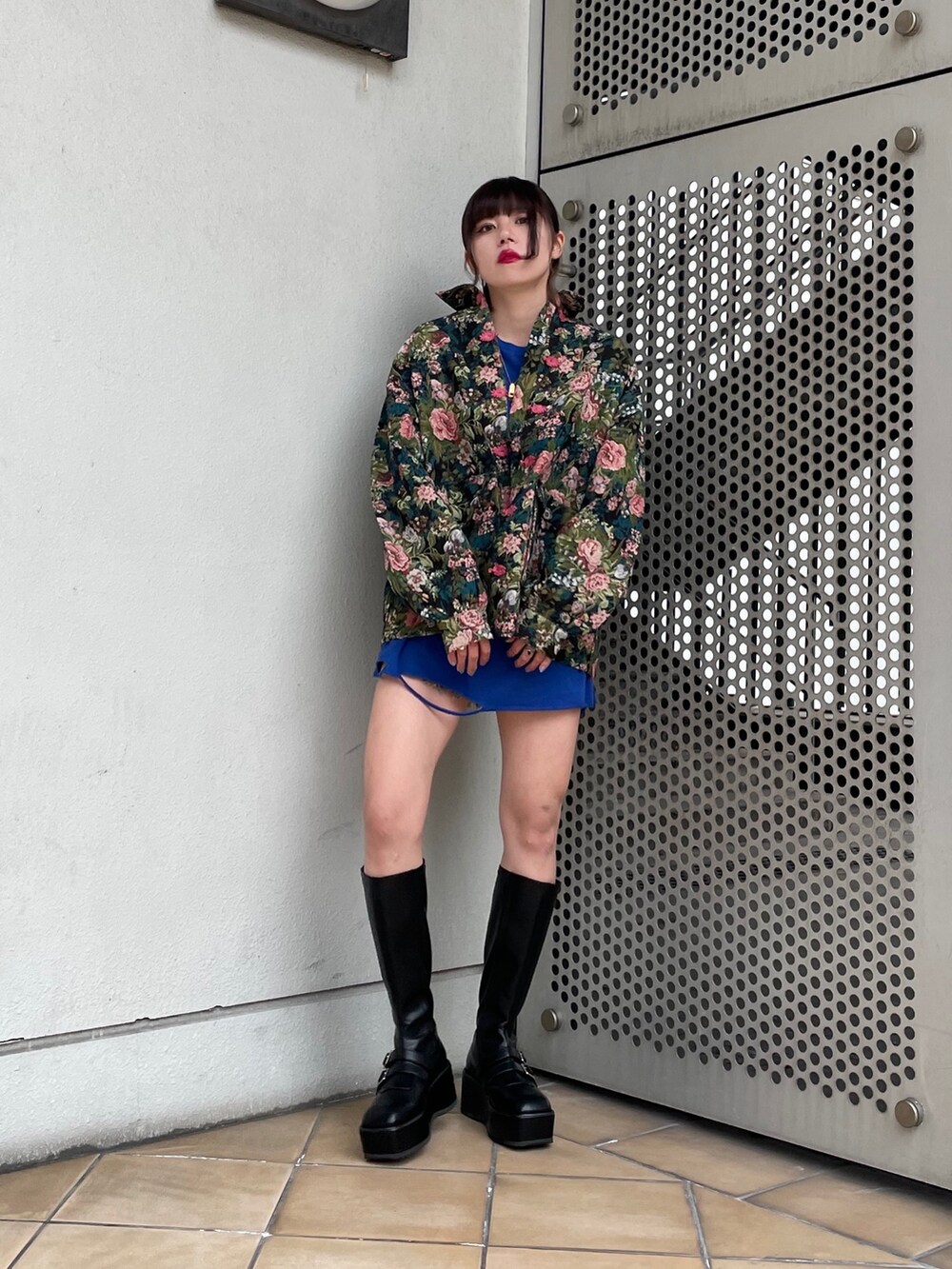 ブラック系のデニムパンツ、ブラック系のブーツ、ブルー系のTシャツ/カットソーを着用したレディースの冬コーディネートの2枚目の写真