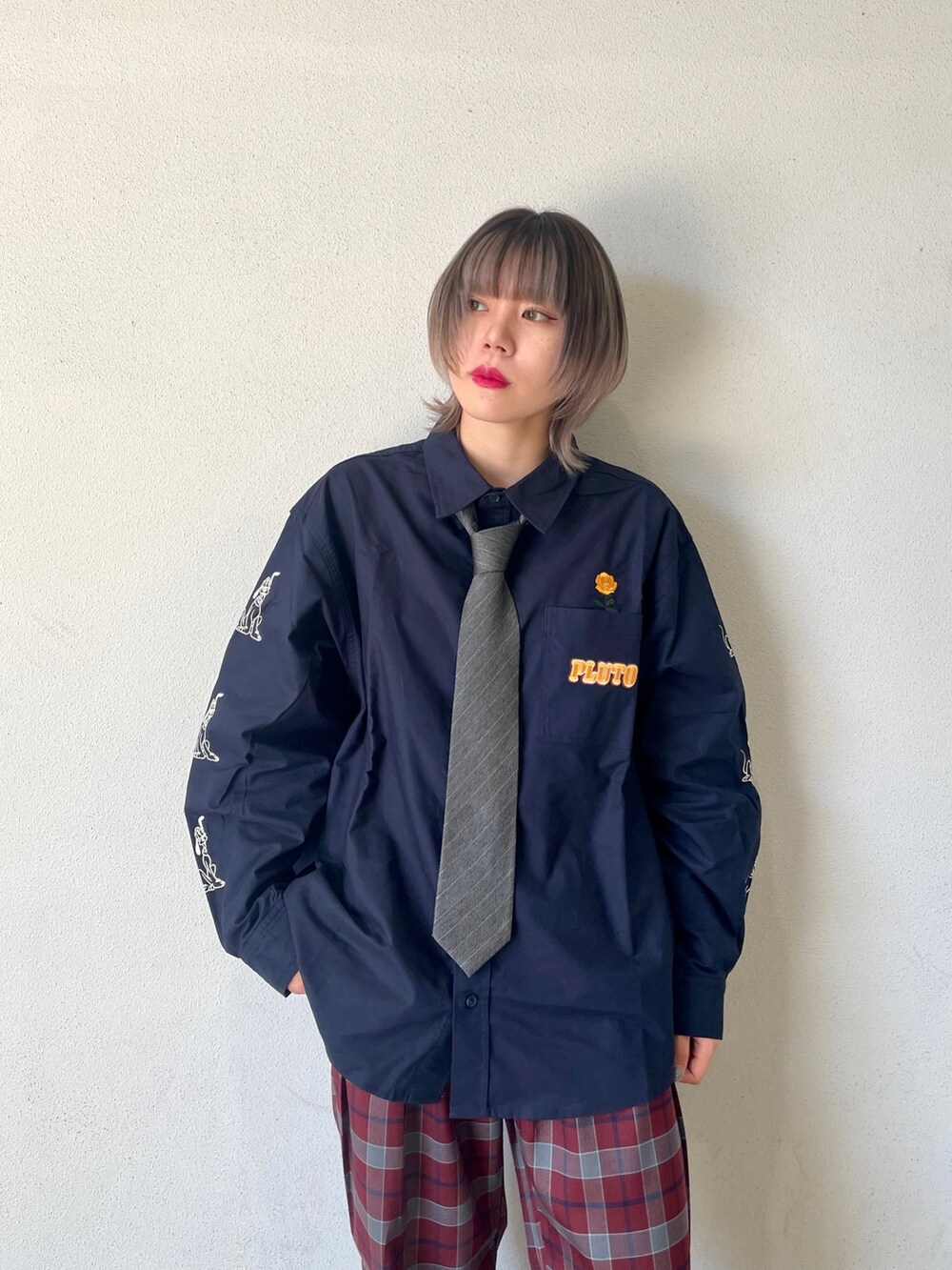 ブルー系のシャツ/ブラウス、グレー系のネクタイ、レッド系のその他パンツを着用したレディースの秋コーディネートの8枚目の写真