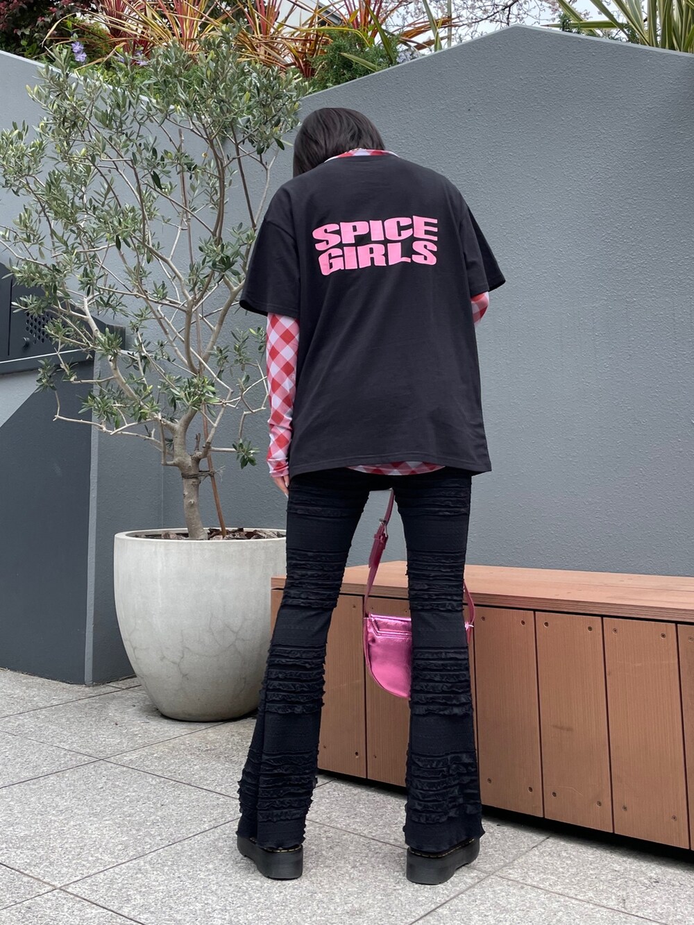 ブラック系のTシャツ/カットソー、ブラック系のその他パンツ、レッド系のシャツ/ブラウスを着用したレディースの春コーディネートの5枚目の写真