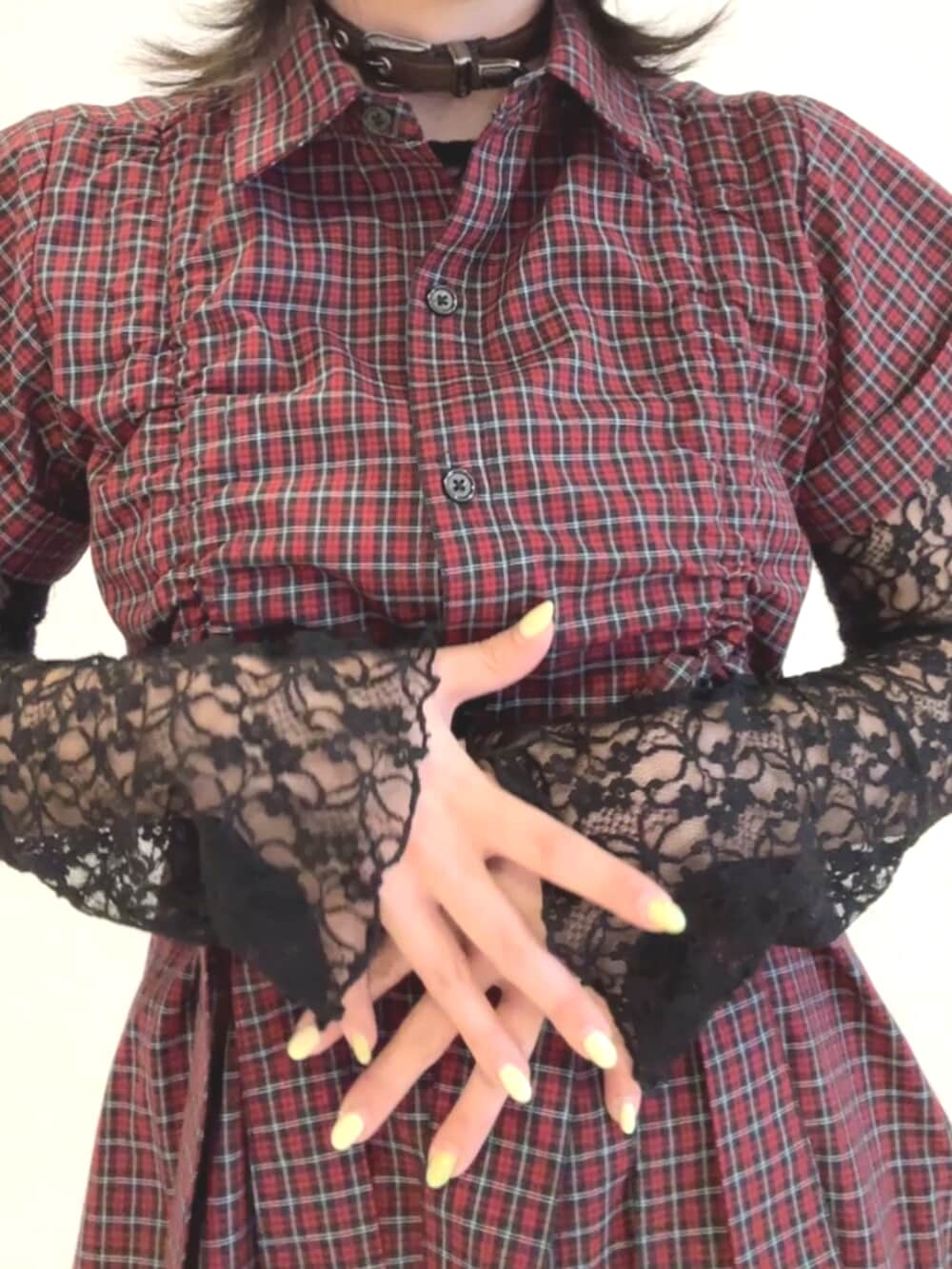 レッド系のワンピース、ブラック系のTシャツ/カットソー、ブラウン系のチョーカーを着用したレディースの春コーディネートの5枚目の写真