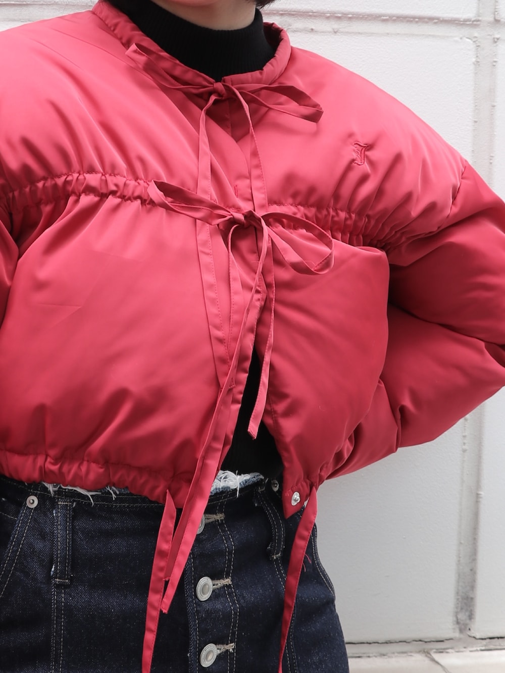 ブラック系のドレスシューズ、ブルー系のデニムパンツ、レッド系のブルゾンを着用したレディースの秋コーディネートの6枚目の写真