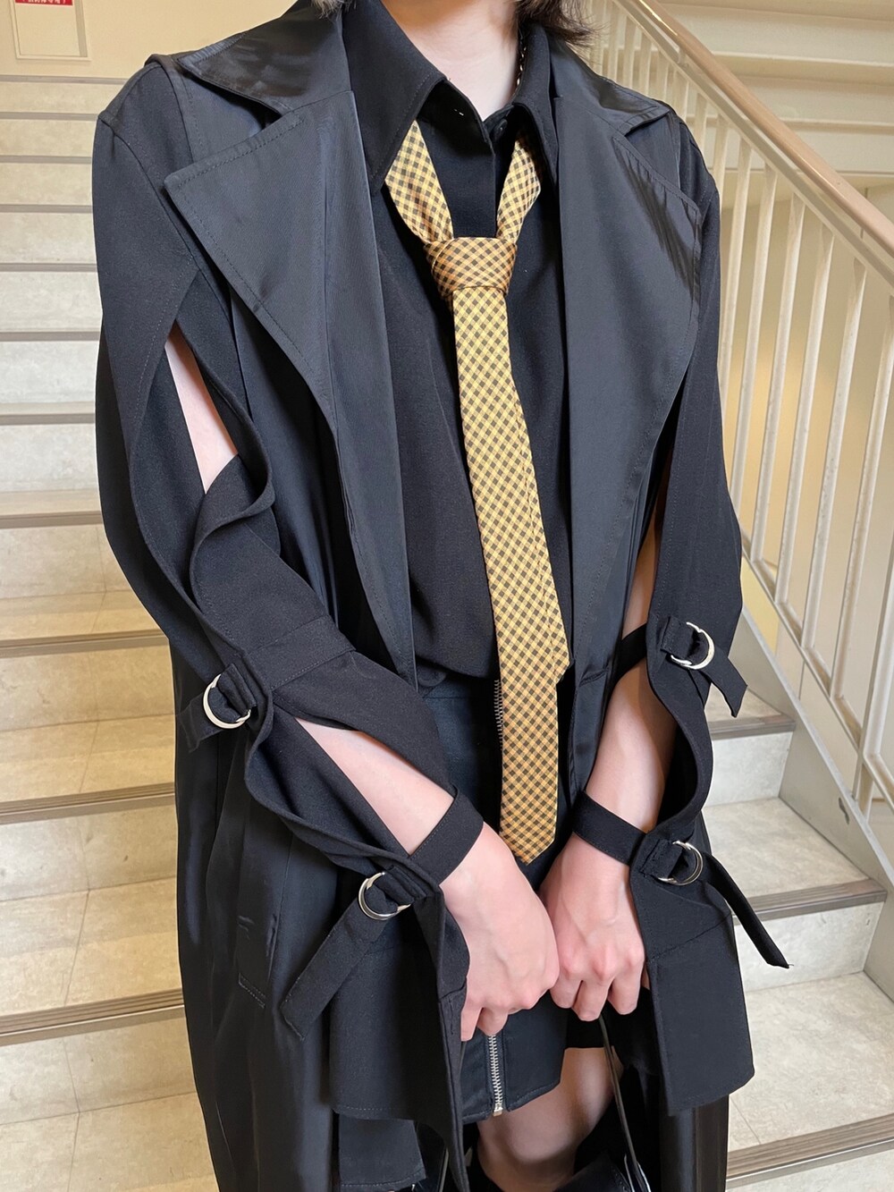 ブラック系のブーツ、ブラック系のシャツ/ブラウス、ブラック系のショルダーバッグを着用したレディースの春コーディネートの10枚目の写真