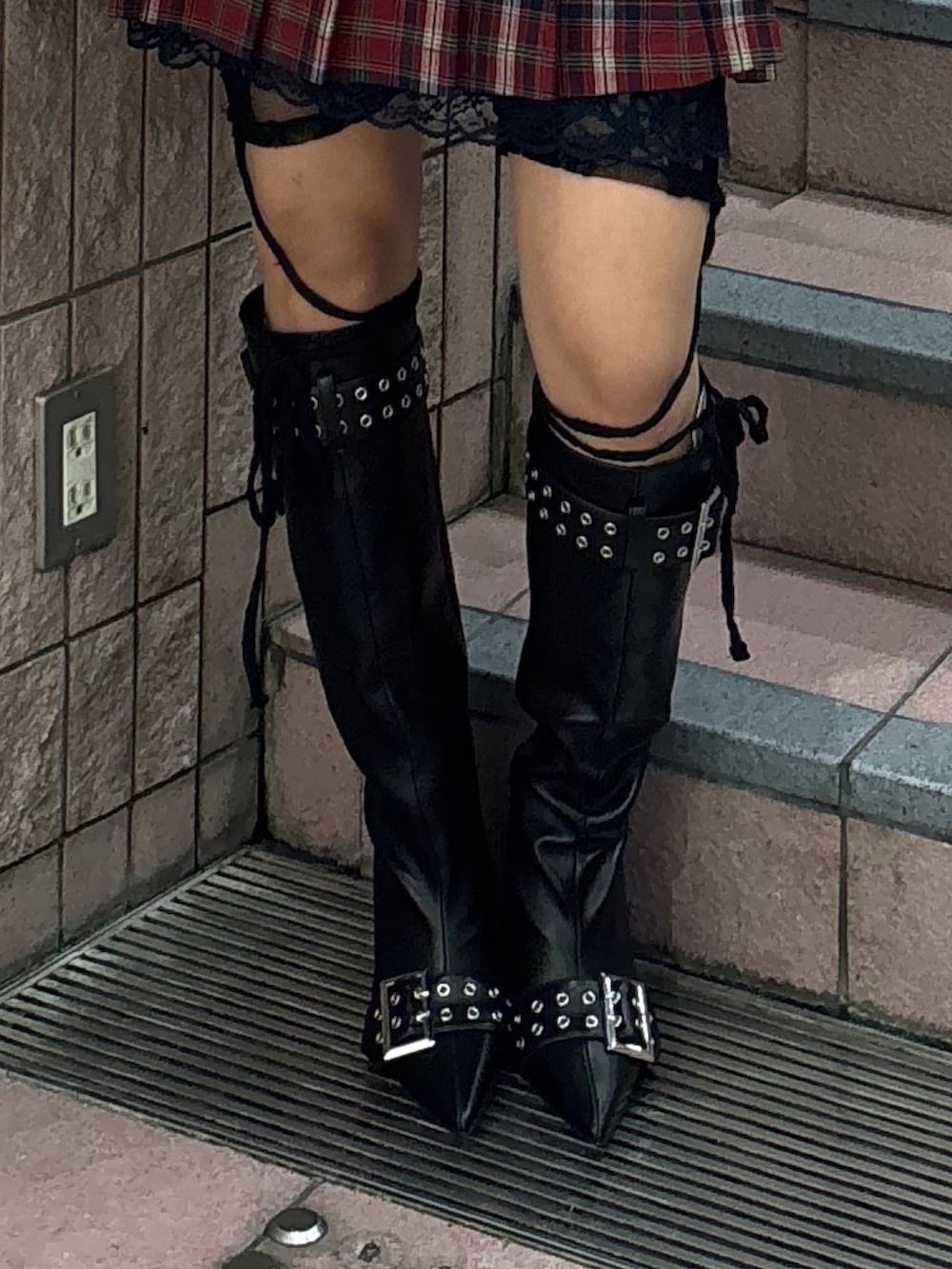 レッド系のスカート、レッド系のテーラードジャケット、ブラック系のTシャツ/カットソーを着用したレディースの冬コーディネートの8枚目の写真