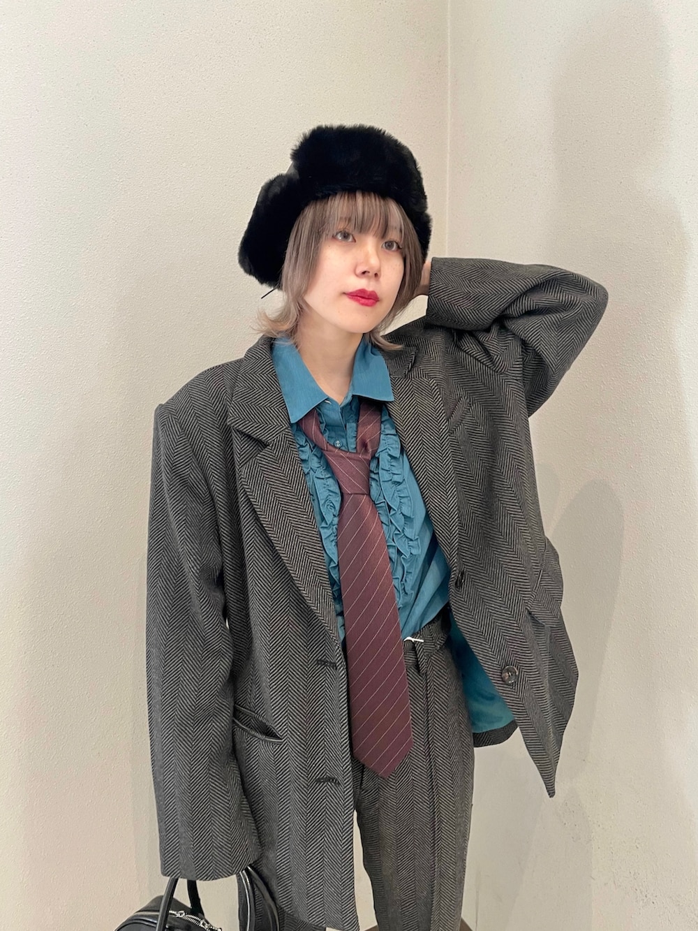 グレー系のテーラードジャケット、グレー系のその他パンツ、ブルー系のシャツ/ブラウスを着用したレディースの秋コーディネートの7枚目の写真