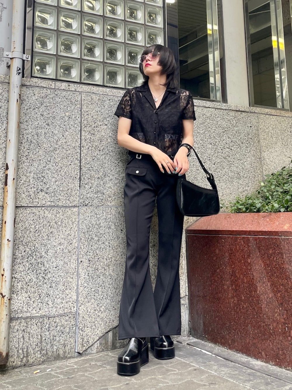 ブラック系のハンドバッグ、ブラック系のサンダル、ブラック系のその他パンツを着用したレディースの春コーディネートの3枚目の写真