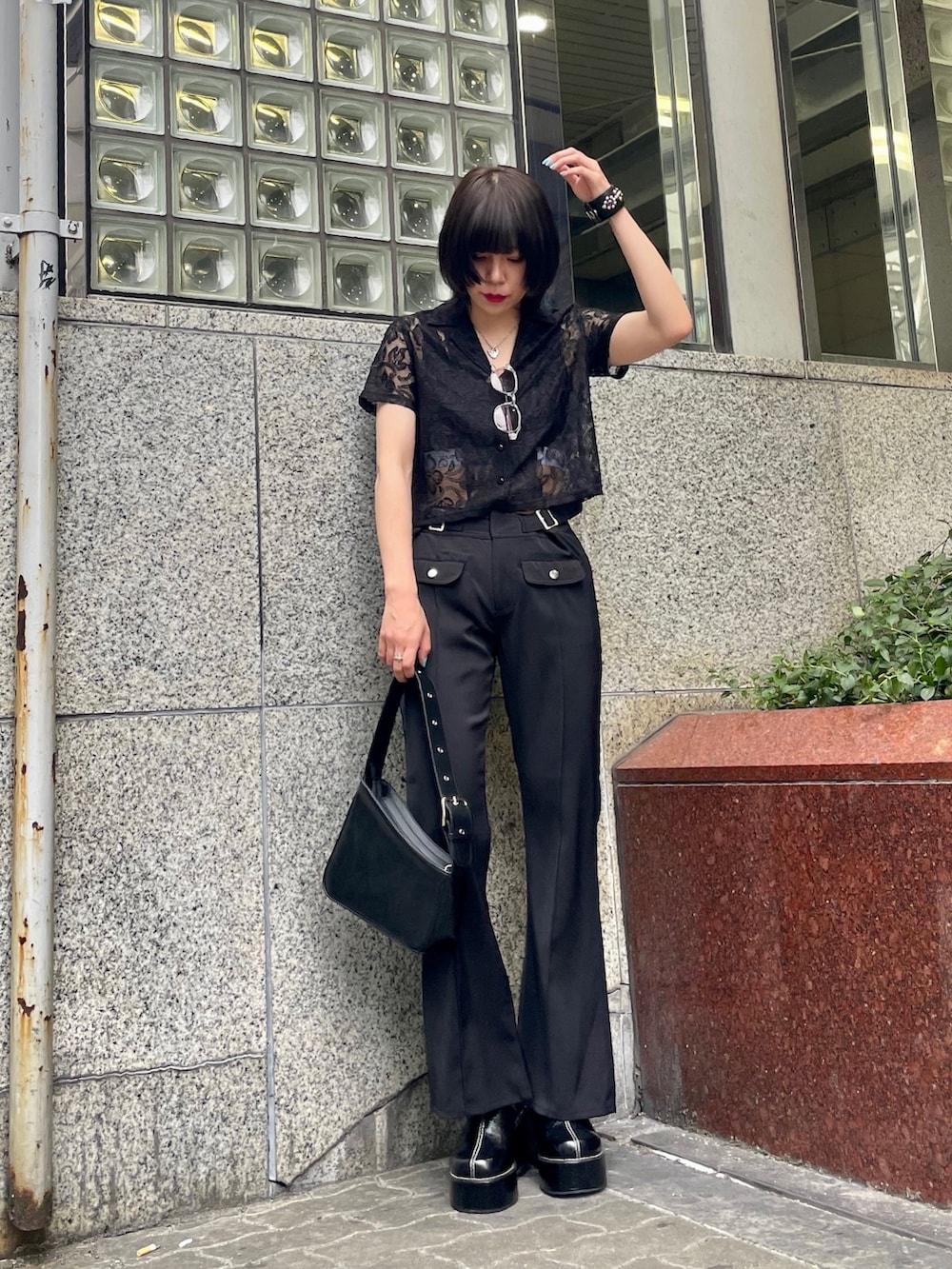 ブラック系のハンドバッグ、ブラック系のサンダル、ブラック系のその他パンツを着用したレディースの春コーディネートの7枚目の写真
