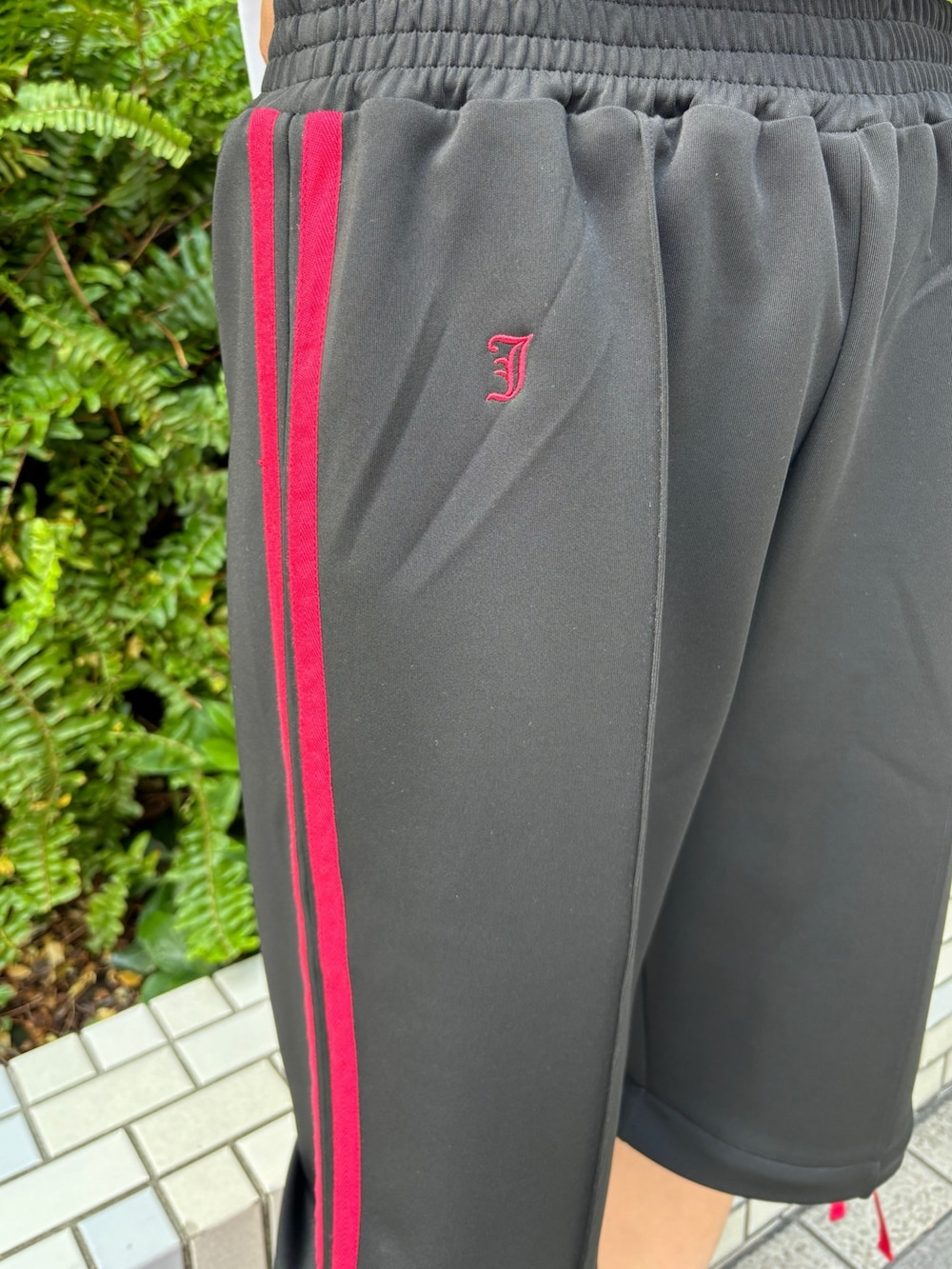 ホワイト系のTシャツ/カットソー、ブラック系のその他パンツ、シルバー系のネックレスを着用したレディースの春コーディネートの6枚目の写真