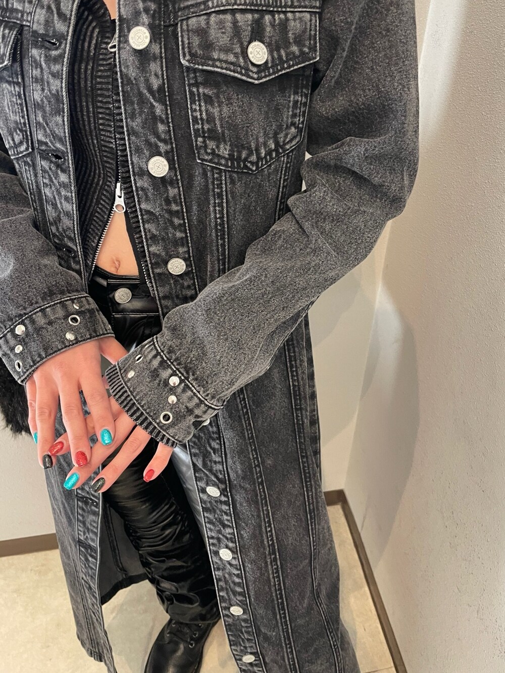 ブラック系のニット/セーター、ブラック系のハンドバッグ、その他のその他パンツを着用したレディースの冬コーディネートの7枚目の写真
