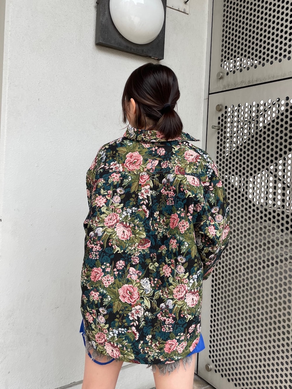 ブラック系のデニムパンツ、ブラック系のブーツ、ブルー系のTシャツ/カットソーを着用したレディースの冬コーディネートの7枚目の写真