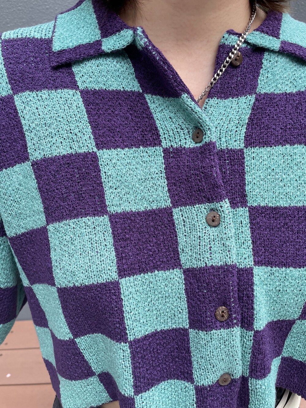 パープル系のカーディガン/ボレロ、ブラック系のカーゴパンツ、ホワイト系のベルトを着用したレディースの春コーディネートの8枚目の写真