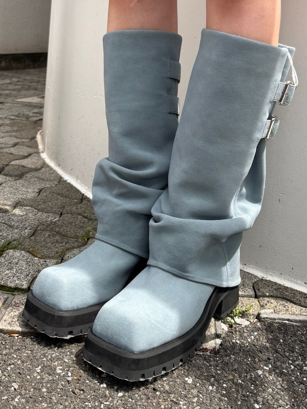 ブラック系のボストンバッグ、ブルー系のブーツ、ブラック系のTシャツ/カットソーを着用したレディースの春コーディネートの9枚目の写真