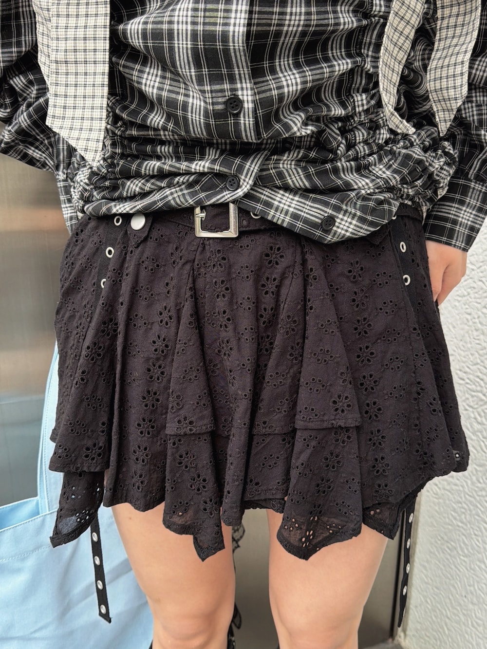 ブラック系のシャツ/ブラウス、ブルー系のトートバッグ、ブラック系のブーツを着用したレディースの冬コーディネートの9枚目の写真