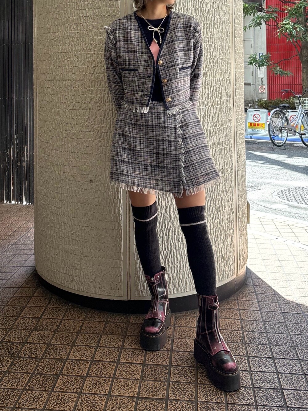 ブルー系のその他パンツ、ブルー系のテーラードジャケット、ブルー系のニット/セーターを着用したレディースの夏コーディネートの2枚目の写真