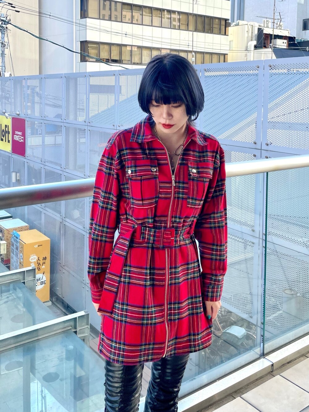 レッド系のワンピース、その他のその他パンツを着用したレディースの冬コーディネートの5枚目の写真