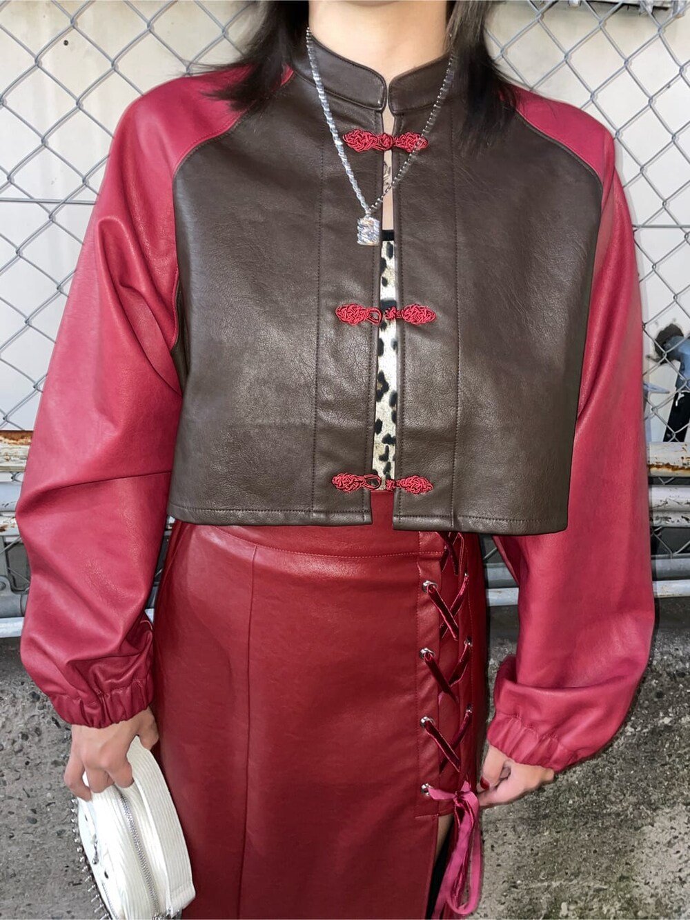 ブラウン系のブルゾン、レッド系のスカート、その他のキャミソールを着用したレディースの秋コーディネートの9枚目の写真