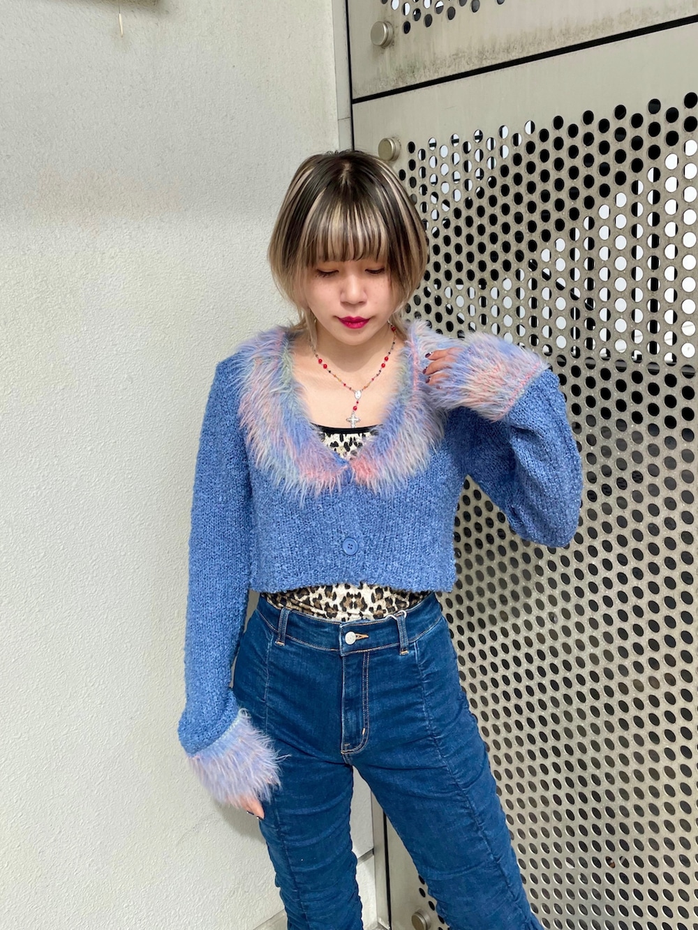 ブルー系のその他パンツ、ブルー系のカーディガン/ボレロ、シルバー系のネックレスを着用したレディースの秋コーディネートの5枚目の写真