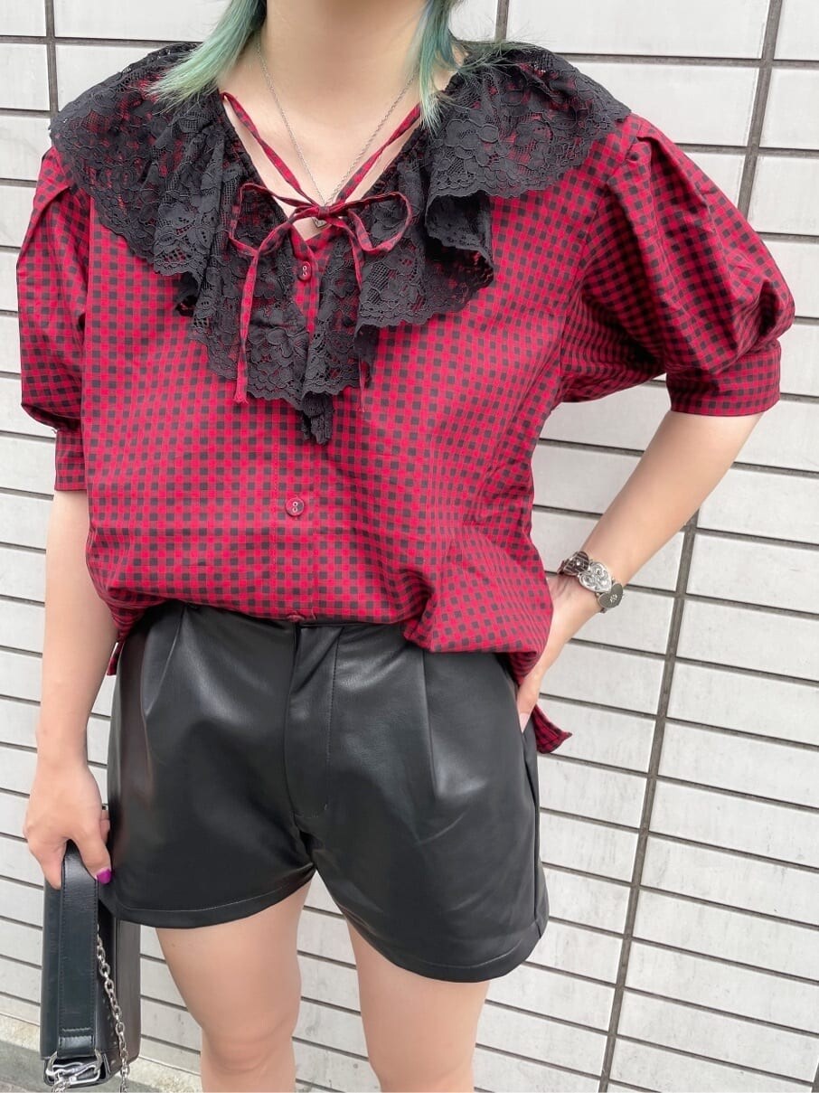 ブラック系のその他パンツ、レッド系のシャツ/ブラウス、ブラック系のハンドバッグを着用したレディースの夏コーディネートの5枚目の写真
