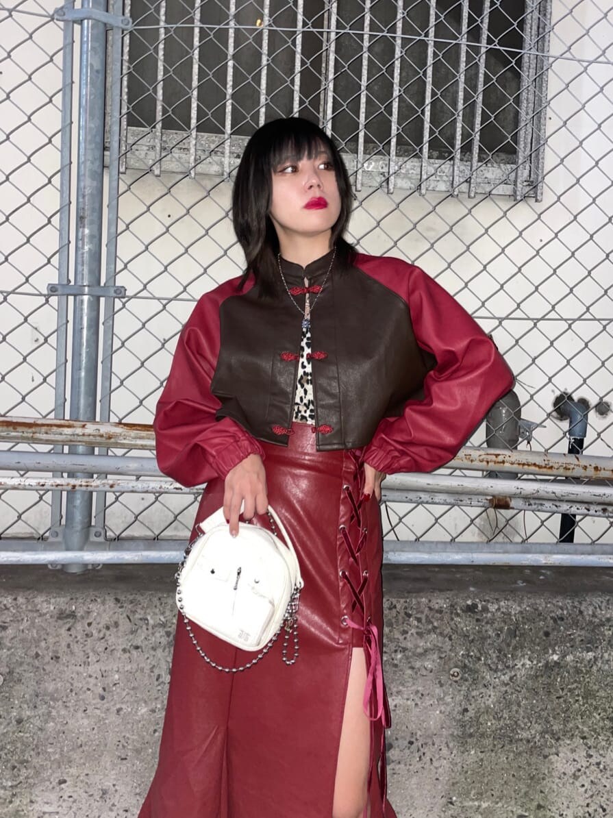 ブラウン系のブルゾン、レッド系のスカート、その他のキャミソールを着用したレディースの秋コーディネートの5枚目の写真