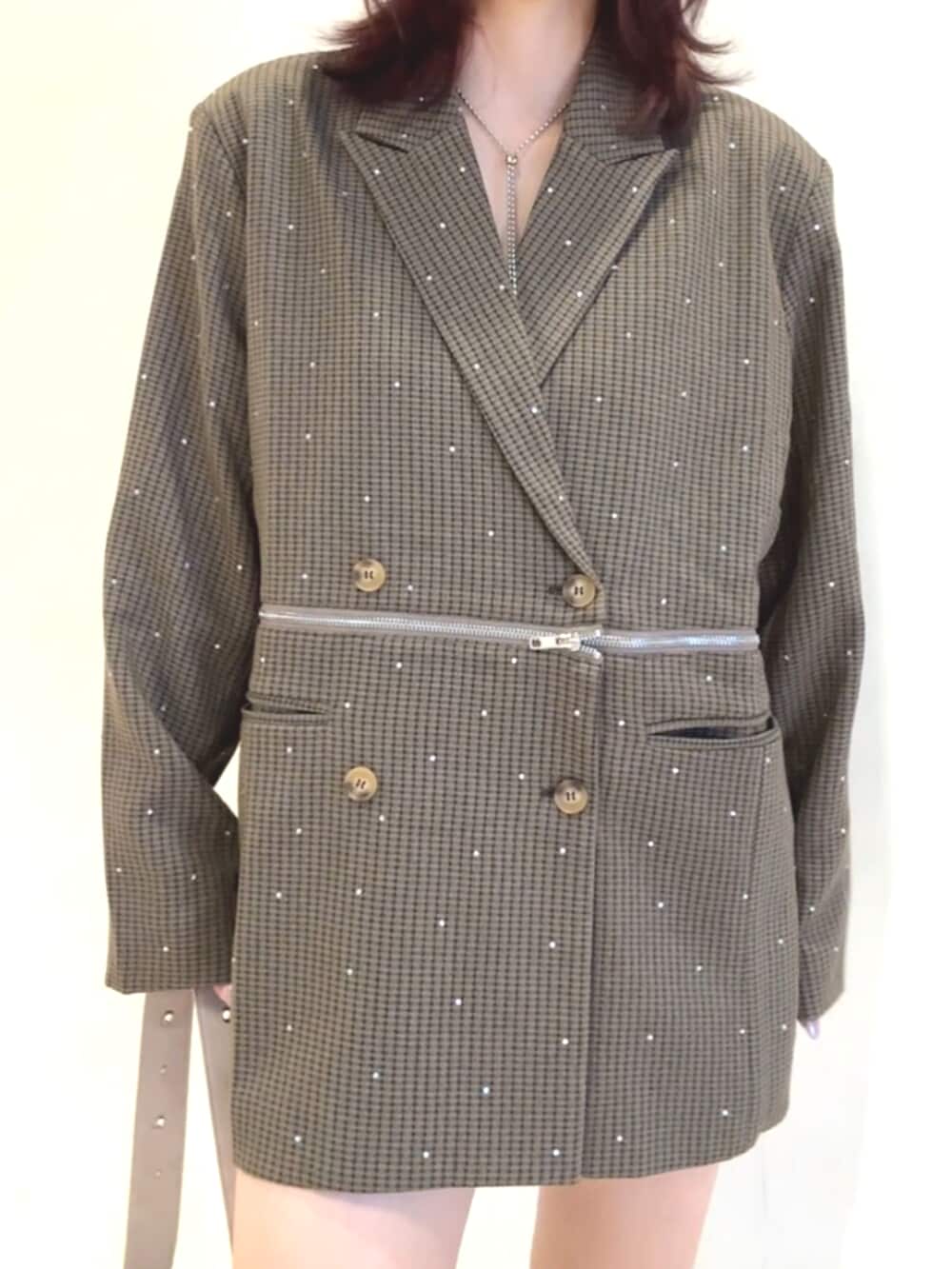 ブラック系のブーツ、ピンク系のショルダーバッグ、グレー系のテーラードジャケットを着用したレディースの秋コーディネートの6枚目の写真