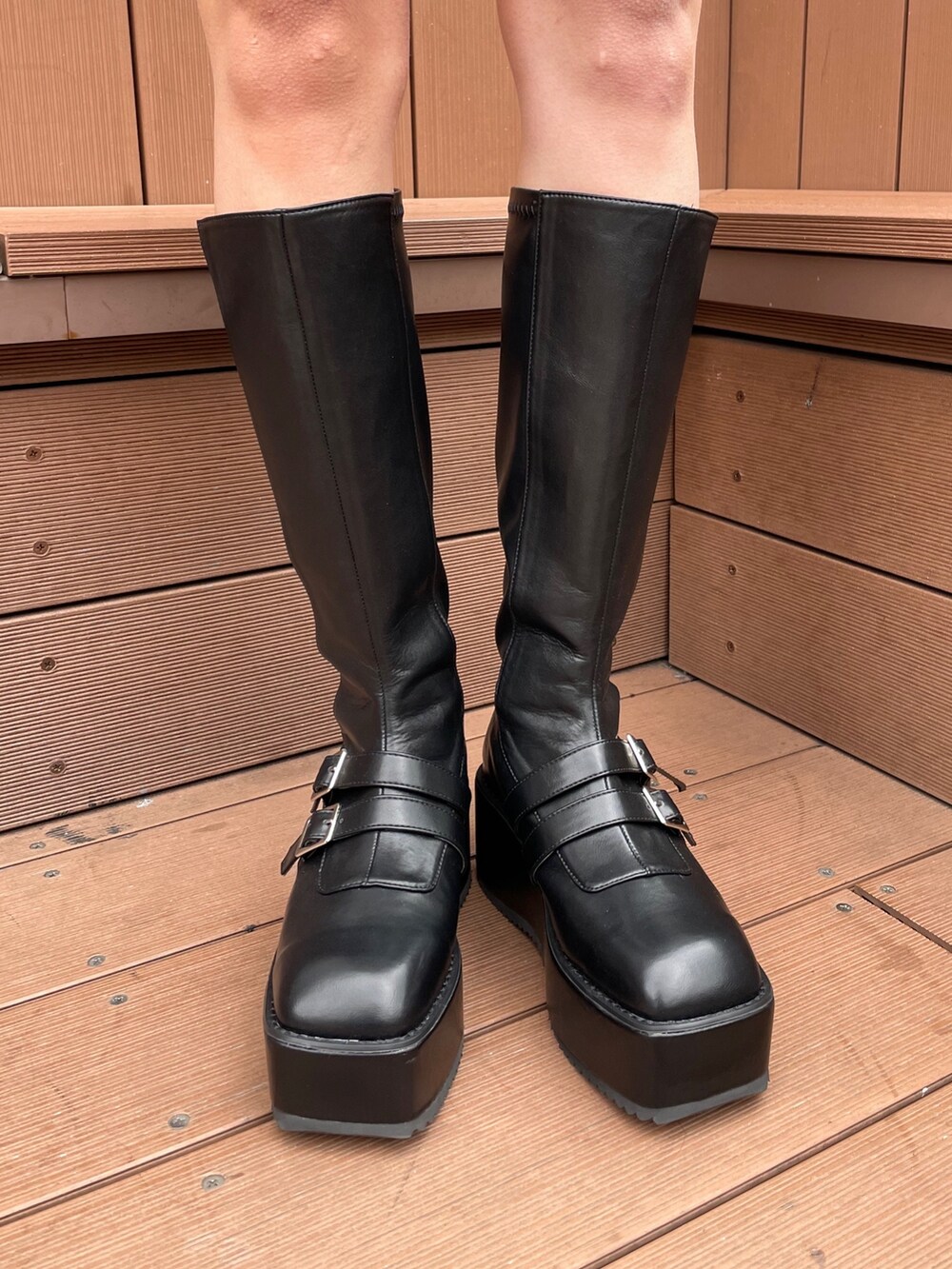 ピンク系のスウェット、その他のシャツ/ブラウス、ブラック系のブーツを着用したレディースの冬コーディネートの10枚目の写真