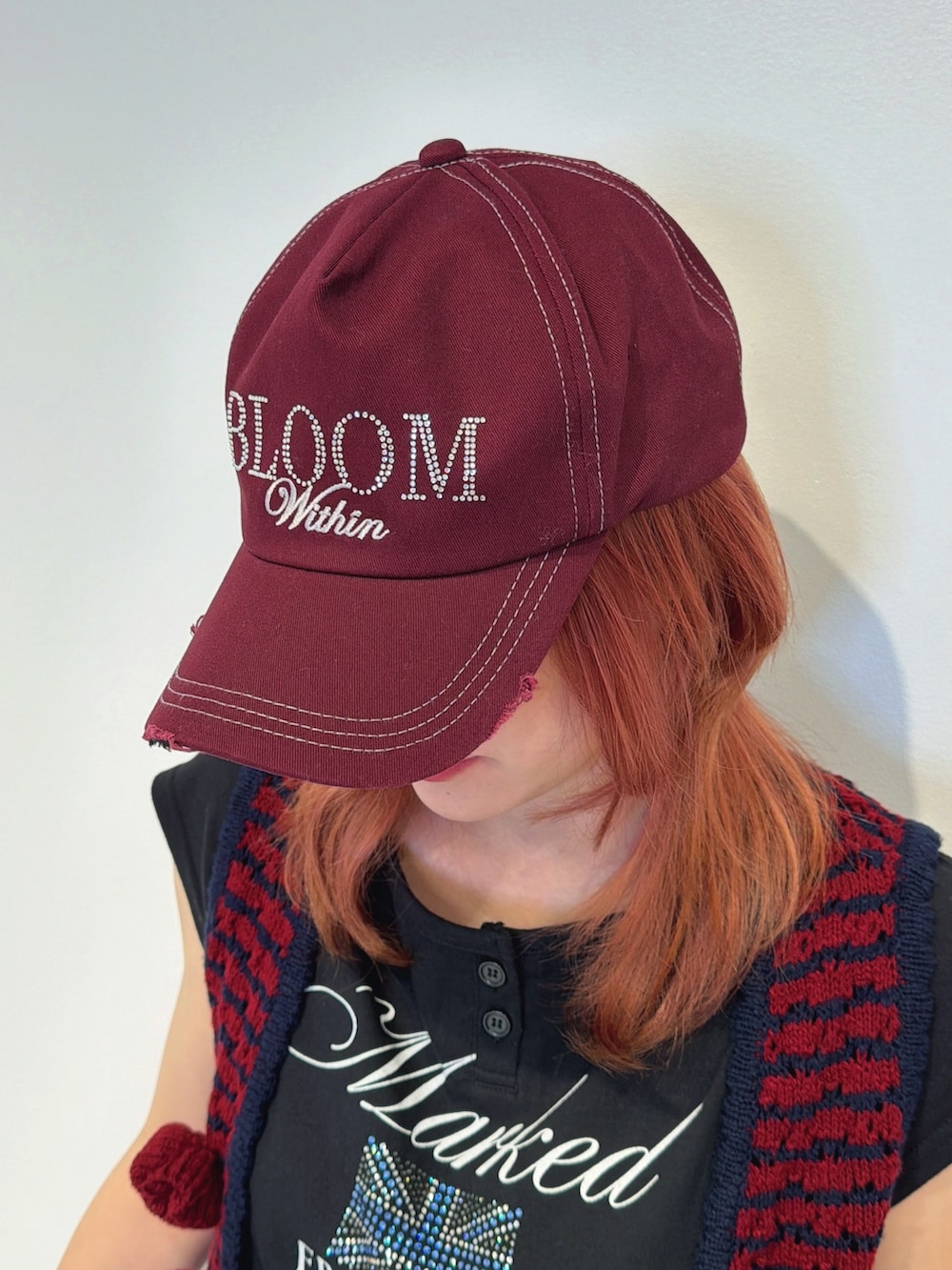 ブラック系のデニムパンツ、レッド系のその他トップスを着用したレディースの冬コーディネートの7枚目の写真