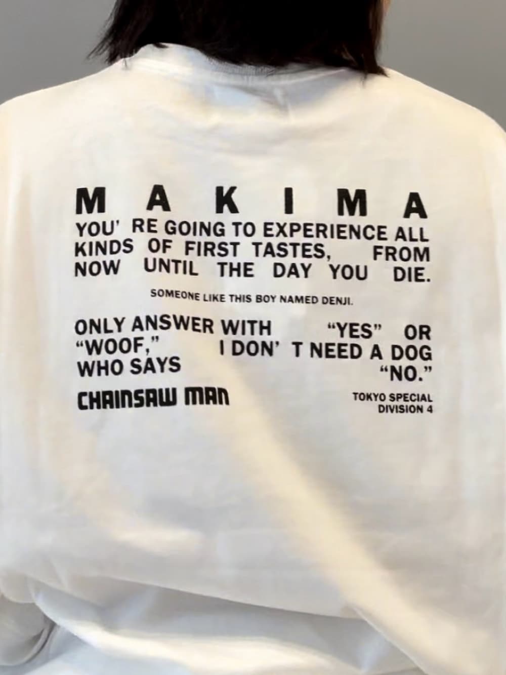 ブラック系のデニムパンツ、レッド系のスカート、ホワイト系のTシャツ/カットソーを着用したレディースの秋コーディネートの7枚目の写真