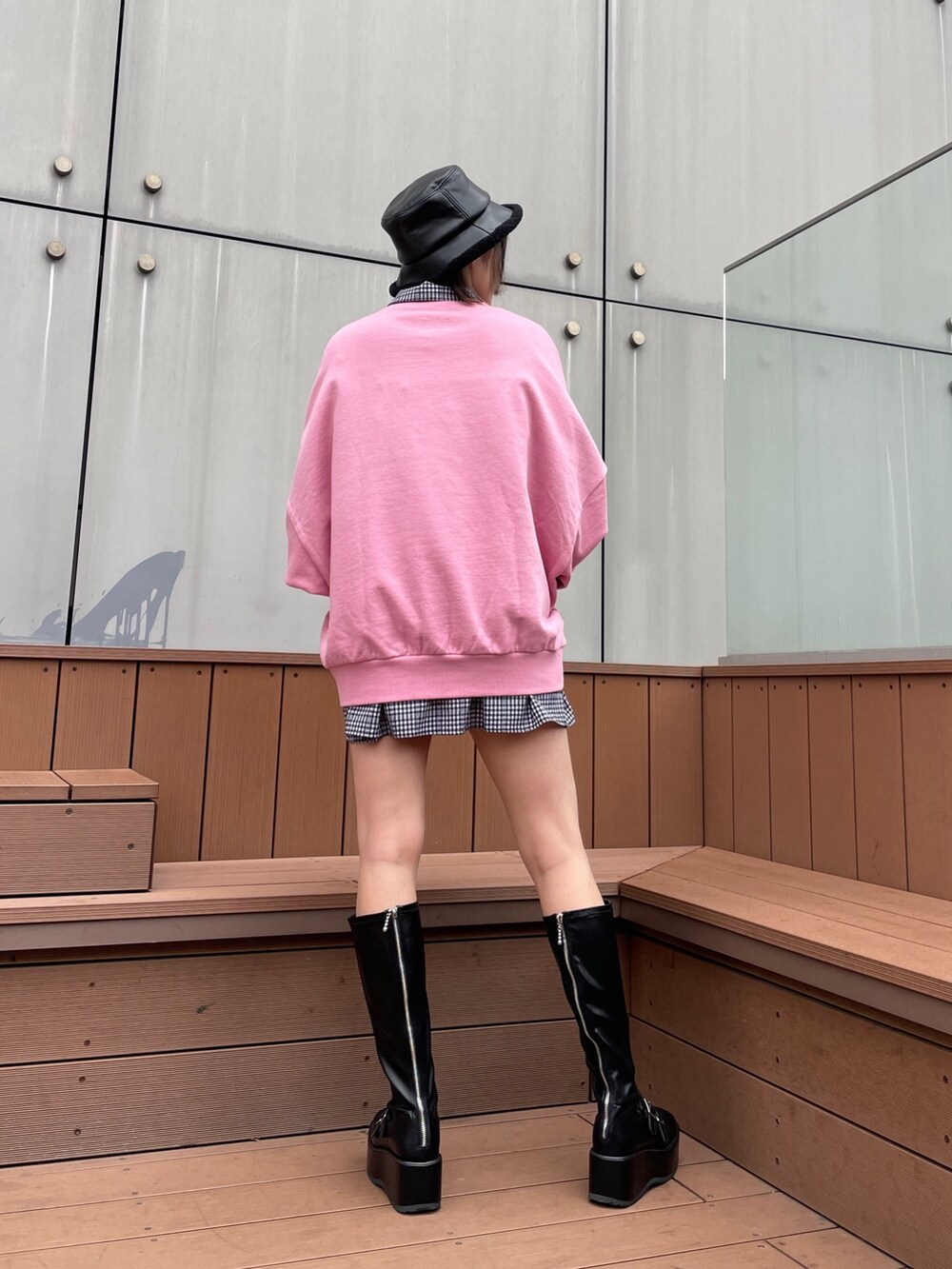 ピンク系のスウェット、その他のシャツ/ブラウス、ブラック系のブーツを着用したレディースの冬コーディネートの6枚目の写真