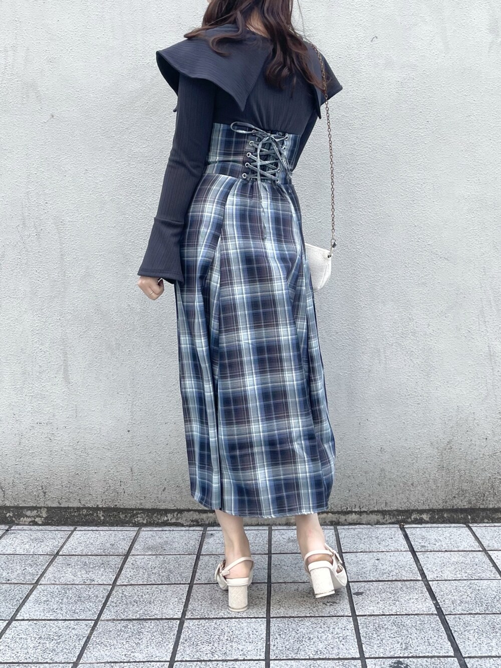 ブルー系のワンピース、ホワイト系のパンプスを着用したレディースの冬コーディネートの3枚目の写真