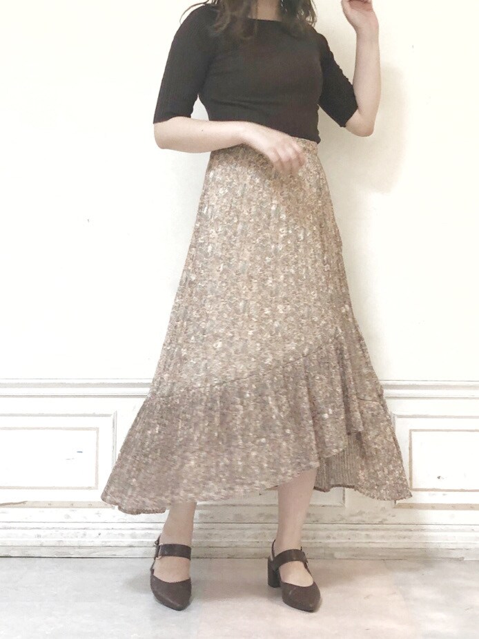 ブラウン系のパンプス、ブラウン系のニット/セーター、ホワイト系のスカートを着用したレディースの秋コーディネートの3枚目の写真