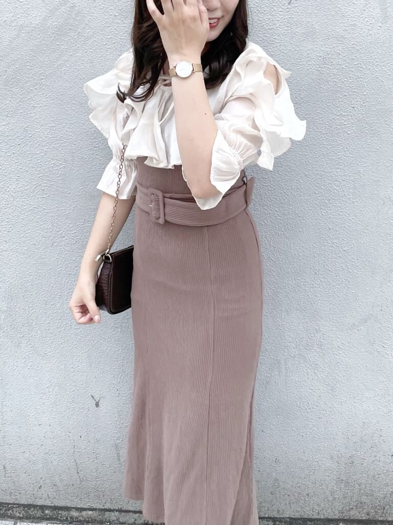 ブラウン系のワンピース、ベージュ系のブーツを着用したレディースの秋コーディネートの4枚目の写真