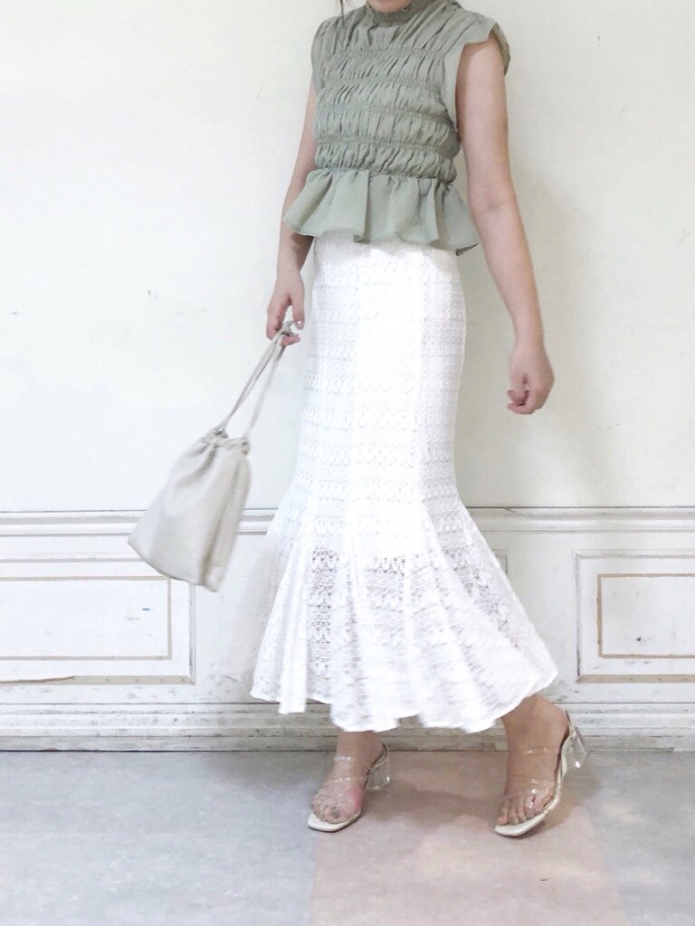 ベージュ系のハンドバッグ、グリーン系のシャツ/ブラウス、その他のサンダルを着用したレディースの夏コーディネートの3枚目の写真