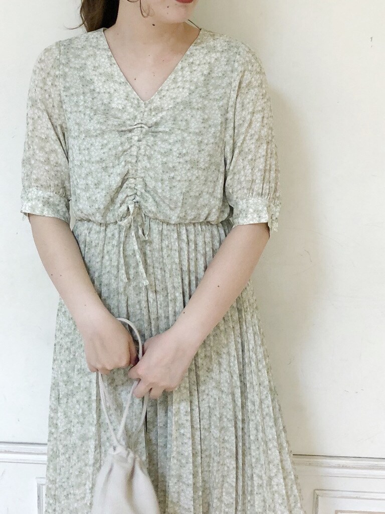 ホワイト系のハンドバッグ、グリーン系のワンピース、その他のサンダルを着用したレディースの夏コーディネートの4枚目の写真