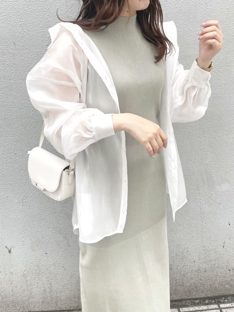 ホワイト系のシャツ/ブラウス、パープル系のサンダル、グリーン系のワンピースを着用したレディースの春コーディネートの4枚目の写真