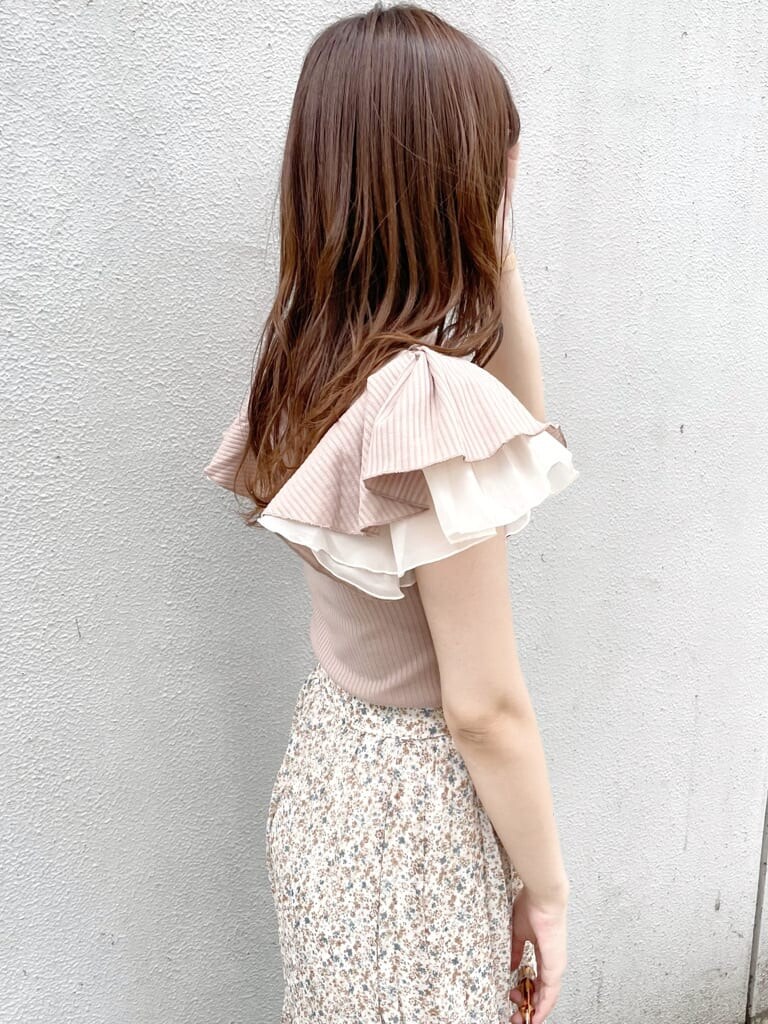 その他のサンダル、ベージュ系のTシャツ/カットソー、その他のスカートを着用したレディースの夏コーディネートの5枚目の写真