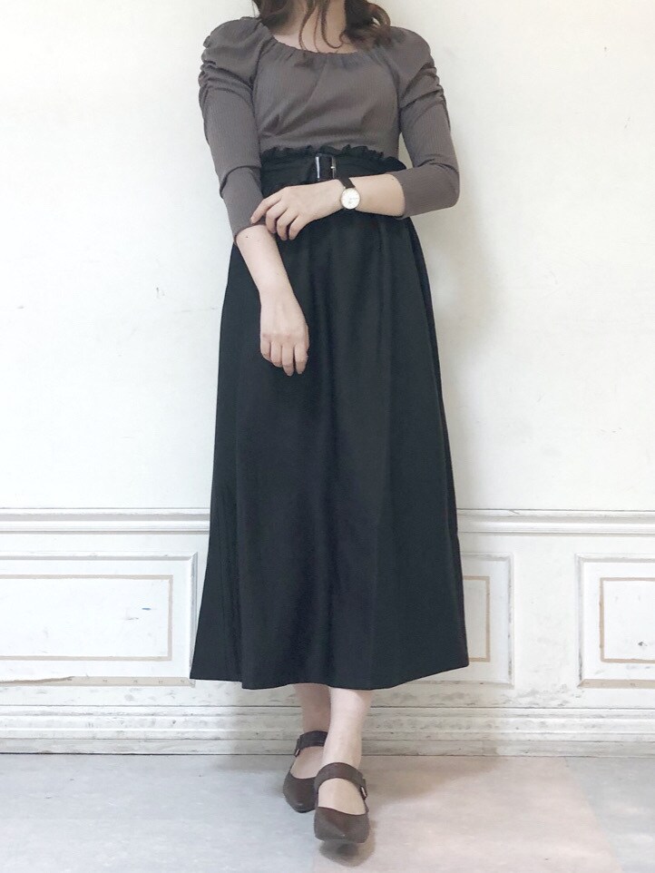 ベージュ系のトレンチコート、ブラウン系のパンプス、ブラウン系のワンピースを着用したレディースの秋コーディネートの4枚目の写真