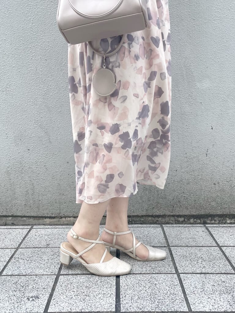 ピンク系のワンピース、ホワイト系のパンプス、ベージュ系のハンドバッグを着用したレディースの春コーディネートの8枚目の写真