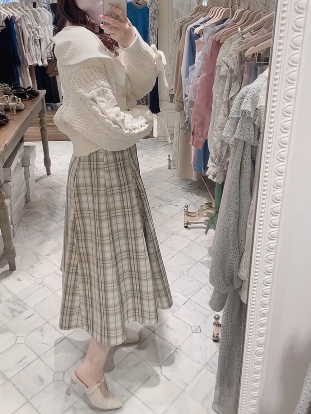 ホワイト系のワンピース、ホワイト系のカーディガン/ボレロを着用したレディースの冬コーディネートの6枚目の写真