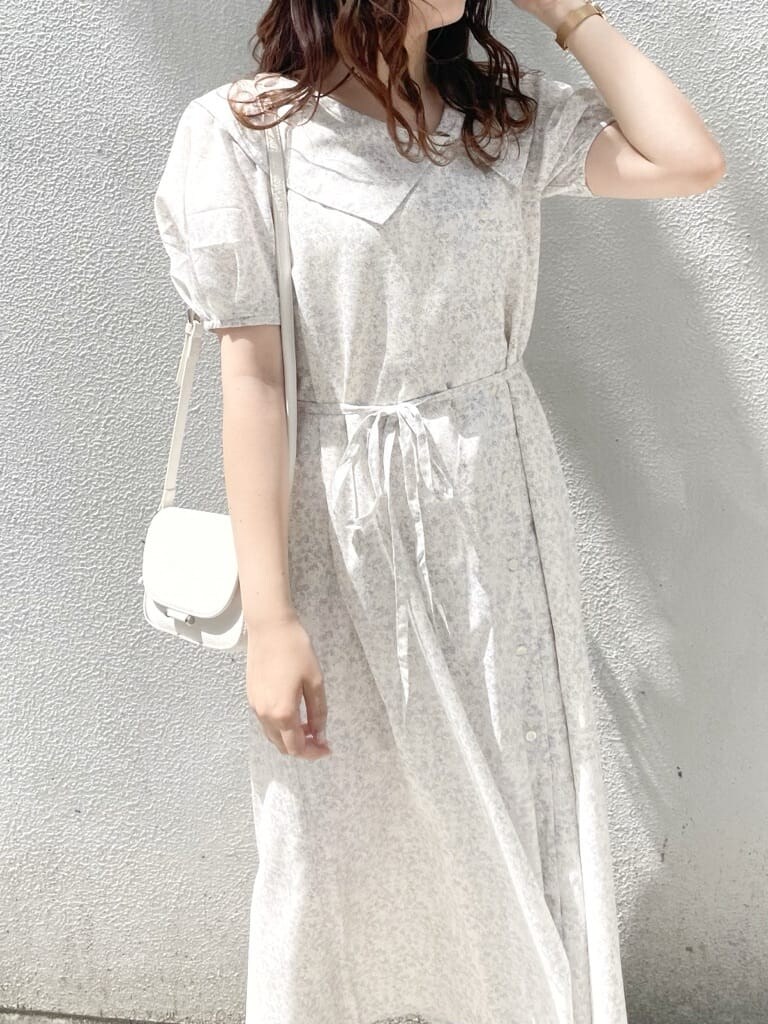 その他のサンダル、ホワイト系のショルダーバッグ、ホワイト系のワンピースを着用したレディースの春コーディネートの3枚目の写真