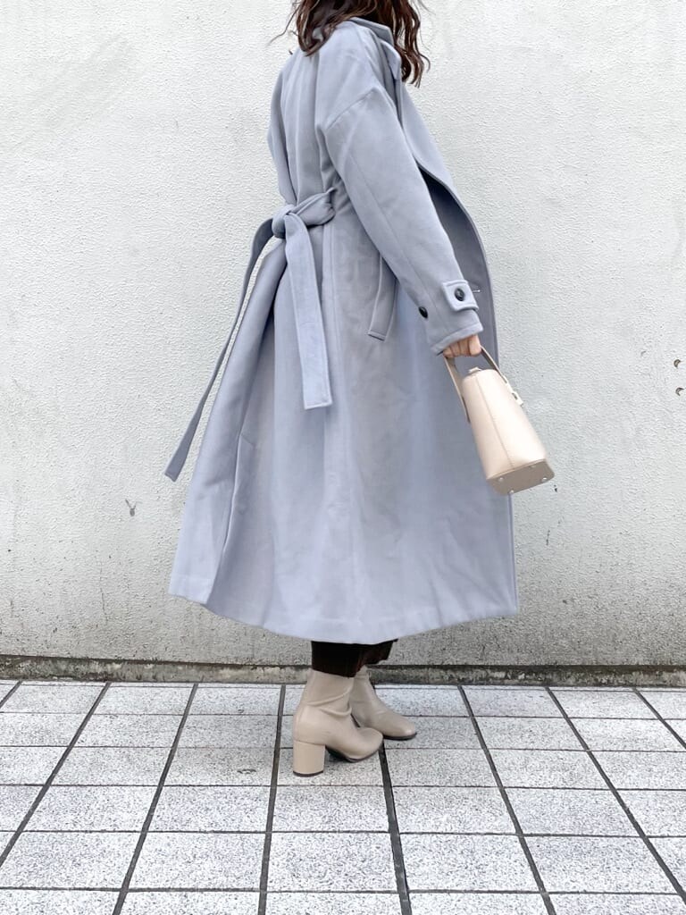 ブラウン系のワンピース、ブルー系のその他アウター、ベージュ系のブーツを着用したレディースの秋コーディネートの3枚目の写真