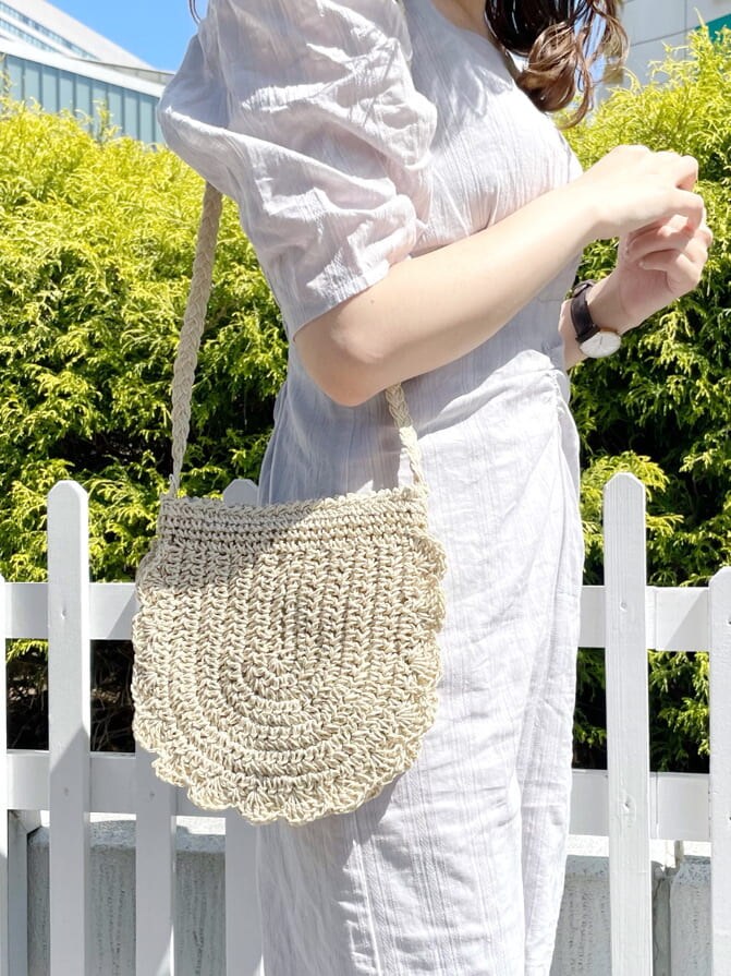 ブルー系のワンピース、その他のサンダルを着用したレディースの夏コーディネートの8枚目の写真